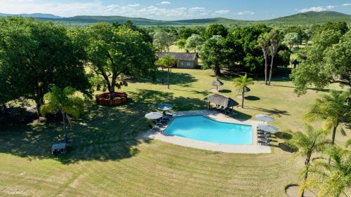 赫克托斯普雷特的住宿－Unyati Safari Lodge，享有带游泳池的大院子的顶部景致