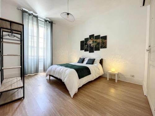 une chambre avec un lit et une grande fenêtre dans l'établissement Le Green Lodge, à Nevers