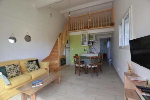 un salon avec un canapé et une table dans l'établissement Adorable appartement entre Canal et Garonne, à Grisolles