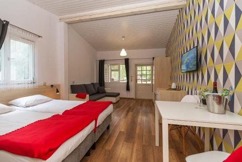 BrennoにあるBrzozowa Zatoka Brennoのベッドルーム1室(ベッド1台付)、リビングルームが備わります。