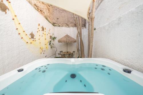 Fotografie z fotogalerie ubytování Kastela's Harbor Retreat with Jacuzzi v destinaci Piraeus