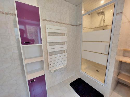 - un dressing avec des étagères blanches et une porte en verre dans l'établissement Maison spacieuse avec jardin proche Disney, à Tancrou