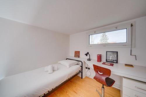 1 dormitorio blanco con 1 cama y 1 silla en La Parenthèse Bordelaise - Maison d'architecte avec piscine en Le Bouscat