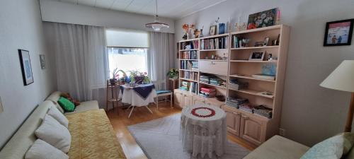 salon z kanapą i stołem w obiekcie Talo Porokylä - Nurmes w mieście Nurmes