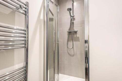 een douche in een badkamer met een glazen douchecabine bij Fantastic Central Doncaster 1 Bedroom Apartment in Doncaster