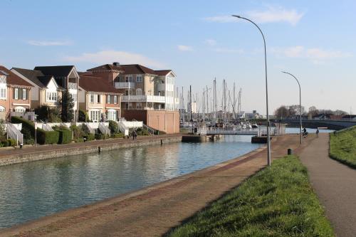 a body of water with houses and boats on it at Hotel Brasserie Smits in Wemeldinge