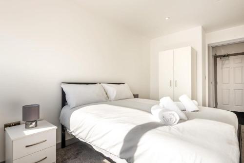 een slaapkamer met 2 bedden en witte lakens bij Bright 1 Bedroom Apartment in Central Doncaster in Doncaster