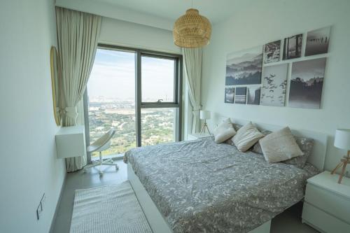 1 dormitorio con cama y ventana grande en Golden Glitter 1 Bedroom in Downtown Dubai, en Dubái