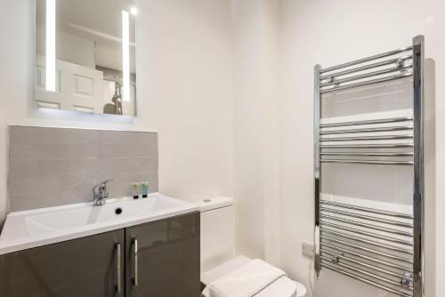 Kúpeľňa v ubytovaní Comfortable 1 Bedroom Apartment in Central Doncaster
