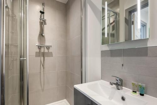 La salle de bains est pourvue d'une douche et d'un lavabo. dans l'établissement Comfortable 1 Bedroom Central Doncaster Apartment, à Doncaster