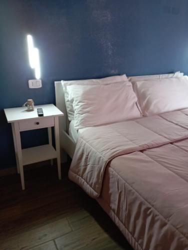 a bedroom with a bed and a nightstand with a bed sidx sidx at A due Passi dalla Stazione e dal Centro in Novara