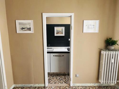 korytarz z drzwiami prowadzącymi do kuchni w obiekcie Bononia Host - Beverara w Bolonii