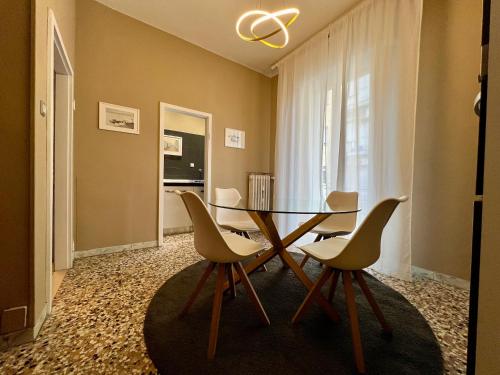 une salle à manger avec une table et des chaises en verre dans l'établissement Bononia Host - Beverara, à Bologne