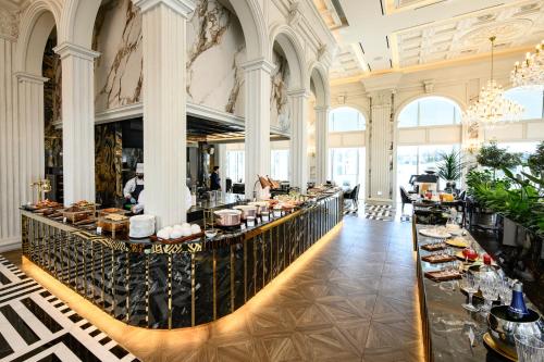 una línea de buffet en un gran edificio con gente de fondo en The Siena Resort en Seogwipo