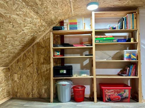 a book shelf in the corner of a attic at Rakousy22 in Rakousy