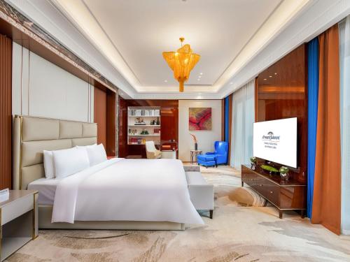 Televisyen dan/atau pusat hiburan di Howard Johnson by Wyndham Huaqiao Plaza Xinyu