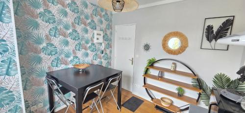 Cette chambre dispose d'une table noire et d'un escalier. dans l'établissement Beau duplex proche centre-ville, à Chartres