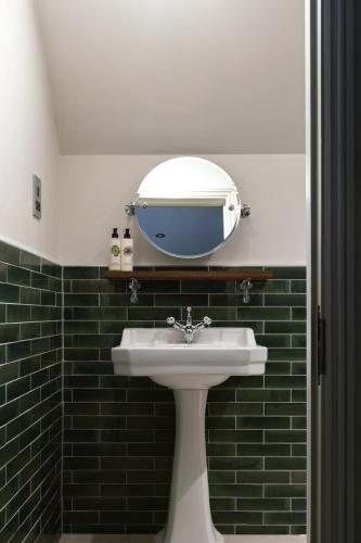 Bilik mandi di The Carnarvon Arms