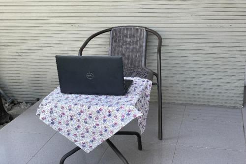 un computer portatile seduto su una sedia con una coperta di SPOT ON 93879 Wunut Homestay Syariah a Sidoarjo