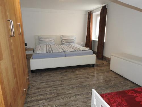 Schlafzimmer mit einem Bett und einem Fenster in der Unterkunft Ferienwohnungen am Hauptplatz in Pirna