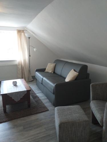 a living room with a couch and a coffee table at Ferienwohnungen am Hauptplatz in Pirna