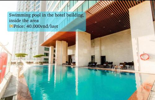 una piscina de hotel en el edificio del hotel dentro de la zona en NATA-Căn hộ du lịch Nha Trang, en Nha Trang