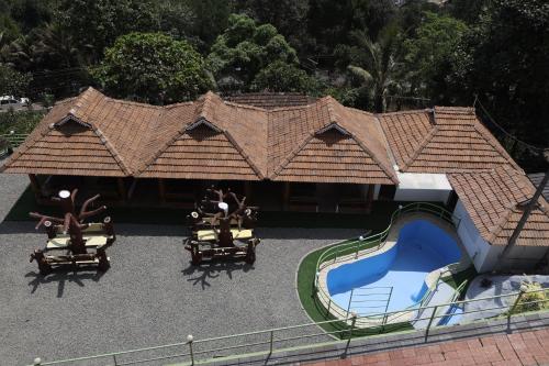 Bazén v ubytování ASHRAMAM HEALTH RESORT nebo v jeho okolí