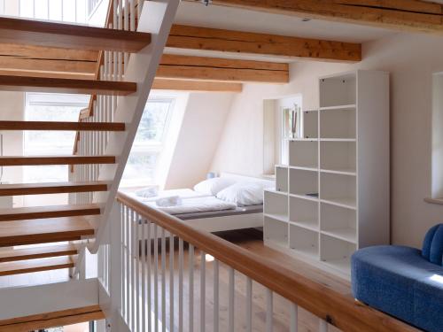 een trap naar een slaapkamer in een huis bij Remark Studios - Apartment - Fachwerkhaus - Zentral in Burgwedel