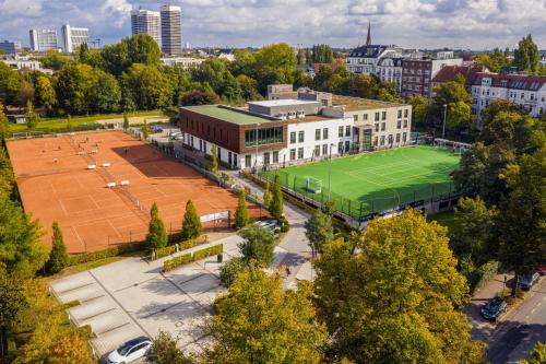 an aerial view of a tennis court in a city at Aspria Hamburg Uhlenhorst Sport & Spa in Hamburg