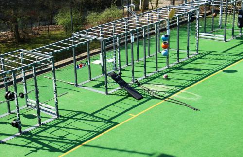 a batting cage with a traffic light on a field at Aspria Hamburg Uhlenhorst Sport & Spa in Hamburg