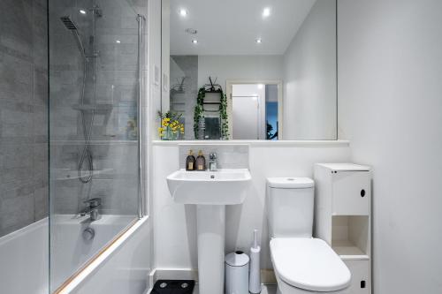 a bathroom with a toilet and a sink and a shower at Charming 1-Bed Apartment in London in London