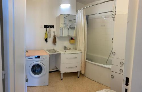 ヴィトリー・シュル・セーヌにあるUne chambre très proche de Parisのバスルーム(洗濯機、洗濯機付)