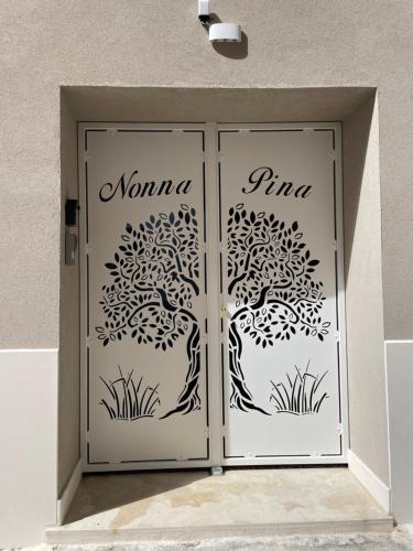 a door with a tree stenciled on it at Casa di nonna Pina in Manduria