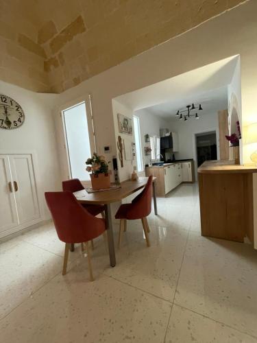 a kitchen and dining room with a table and chairs at Casa di nonna Pina in Manduria