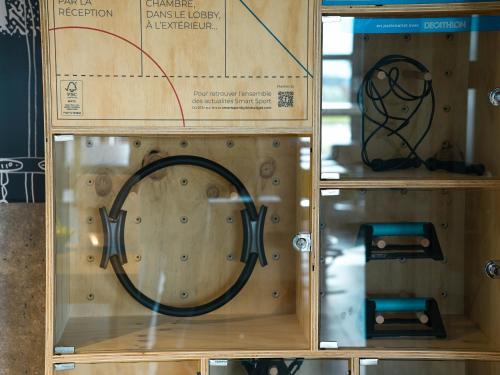 a wooden box with a horseshoe at ibis budget Caen Porte de Bretagne in Bretteville-sur-Odon