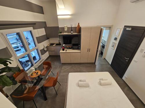 uma cozinha e sala de jantar com mesa e cadeiras em Giannini Apartments em Gênova