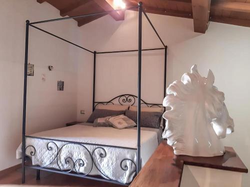 - une chambre avec un lit avec un cadre métallique dans l'établissement Il Giardino di Minù, à Monterosi