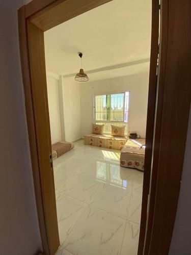 een open deur naar een kamer met een woonkamer bij Location juste pour les familles in Mostaganem