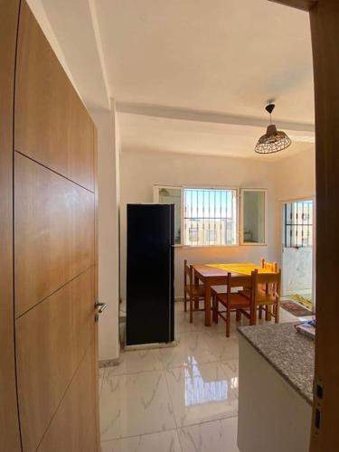 a kitchen and a dining room with a table at Location juste pour les familles in Mostaganem