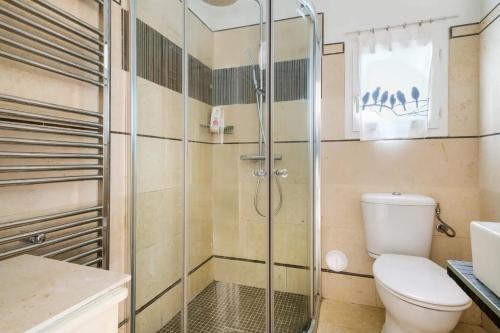 カーニュ・シュル・メールにあるMaison avec studio Cros de Cagnesのトイレとガラスのシャワー付きのバスルーム
