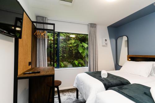 Ein Bett oder Betten in einem Zimmer der Unterkunft Haka House Franz Josef