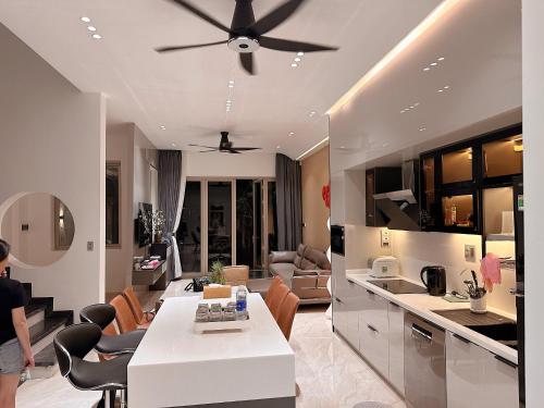 uma cozinha e sala de estar com uma ventoinha de tecto em Malloire House Hue em Hue