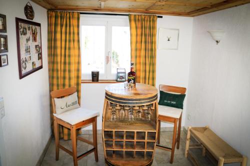 a room with a table and chairs and a window at Wolfsgrund Villa und/oder Apartment - Luxus in Seenähe mit tollem Garten in Schluchsee