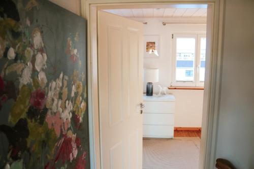 a kitchen with a painting on the wall at Wolfsgrund Villa und/oder Apartment - Luxus in Seenähe mit tollem Garten in Schluchsee
