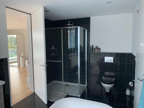 Ένα μπάνιο στο Deluxe Doppelzimmer mit Pool und Aussicht