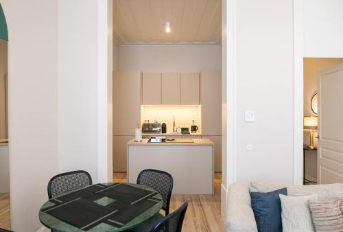Кухня или мини-кухня в The Lift Apartments by RIDAN Hotels
