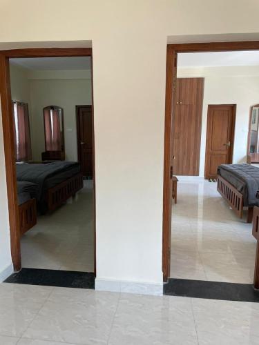 1 dormitorio con 2 camas en un espejo en Vacation villa, en Kodaikanal