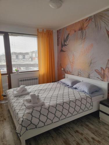 een slaapkamer met een bed met twee handdoeken erop bij Belvedere Holiday Club h 305 in Bansko