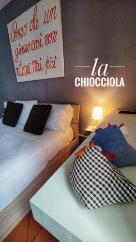a bedroom with a bed and a table with a bag at La Chiocciola in Cava deʼ Tirreni