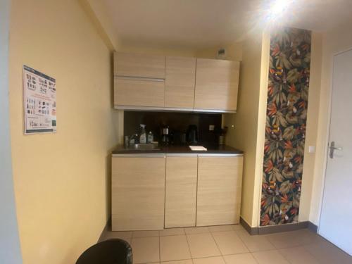 Photo de la galerie de l'établissement Coloniale Apt plein pied centre Bayeux près plages du débarquement avec terrasse privative et cour intérieure, à Bayeux